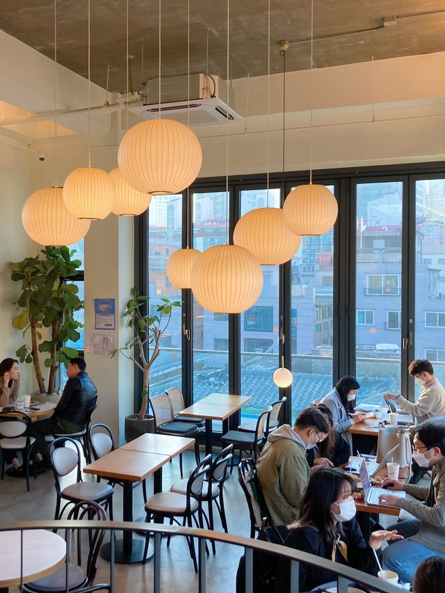 롯데타워가 한 눈에 보이는 “프레스커피”