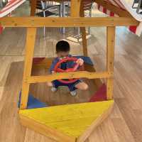 【 酒店大堂內的小小遊樂場 】