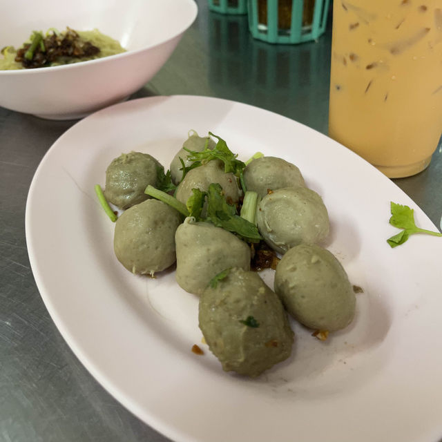 曼谷｜傳統炭燒牛雜火鍋🍲