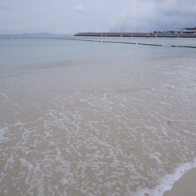 澄澈海水輕拍銀灘