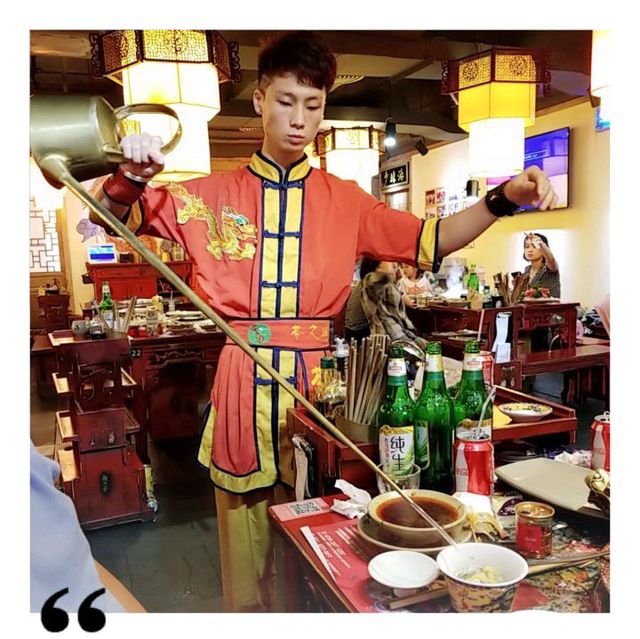 邊享受麻辣火鍋🌶️ 邊看👺變臉國術