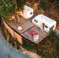 นอนรถบ้านสไตล์ Glamping บรรยากาศดีๆที่แม่ลาย