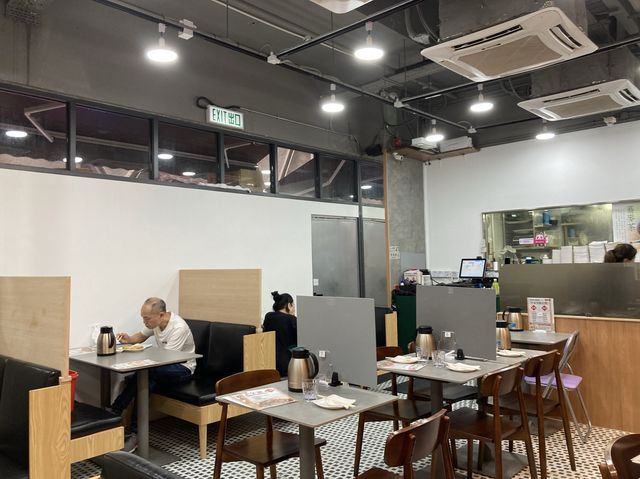 吸住湯汁吃生煎包