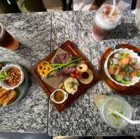 ☕คาเฟ่ที่ไม่ลับ มีมุมน้ำตกที่ให้เด็กลงเดินได้🏝
