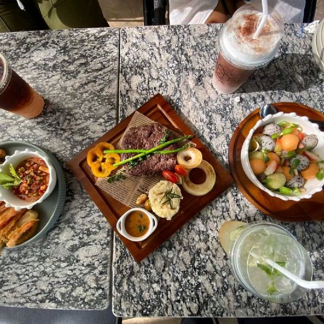 ☕คาเฟ่ที่ไม่ลับ มีมุมน้ำตกที่ให้เด็กลงเดินได้🏝
