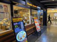 福岡空港。国内線空港内『ラーメン滑走路』で鹿児島ラーメン『Noodle Laboratory 金斗雲』に着陸✈️