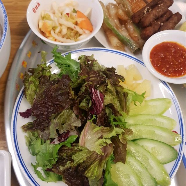 베트남 현지 느낌의 힙한 식당 '꾸아'
