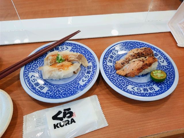 【新北】迴轉壽司初體驗|角落生物扭蛋|くら寿司 藏壽司 三重捷運路店