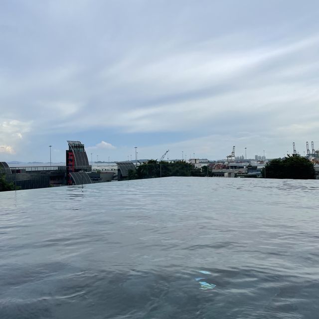 Infinity pool at Oakwood AMTD Singapore 