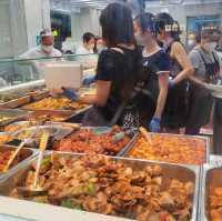 長龍兩餸飯店，排咗半小時至買😱好有鑊氣，東張西望也有介紹過㗎！