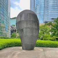 毛利庭園　彫刻作品・守護石　パブリックアート