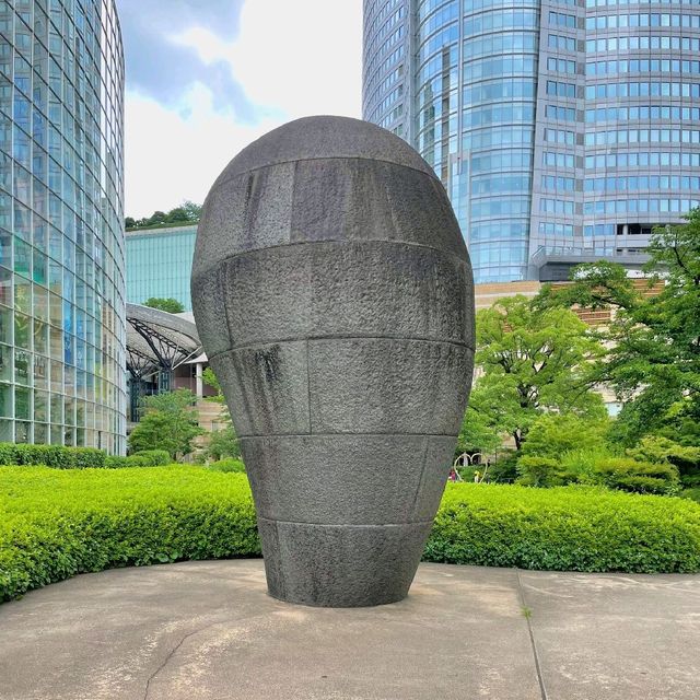 毛利庭園　彫刻作品・守護石　パブリックアート