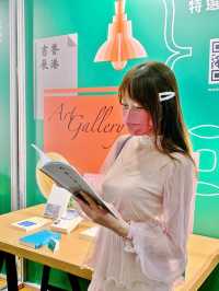 📚一年一度嘅書展又到啦！📚📖 今年嘅主題喺「歷史文化.城市書寫」📝 並以「從香港閱讀世界:憶.寫香港故事」點題 除了書展外仲可以欣賞好多懷舊嘅香港故事。 一於帶埋契女嚟感受吓書卷味🥰 等佢自