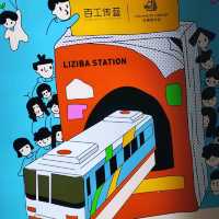 A train that runs through a building 🙉😳Chongqing