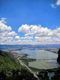 Path along the mountain edge in Xishan park