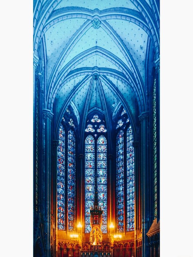 Light show inside the dome of Amiens Cathedral in France, so beautiful it makes you cry!