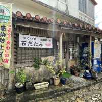 首里城まで続く石畳道をゆっくりと歩く