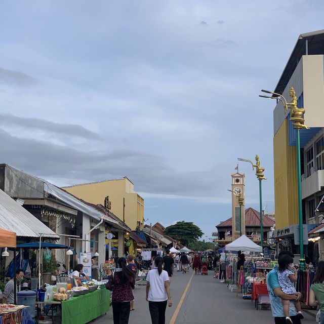ถนนคนเดินริมแม่นำ้โขงที่นครพนม