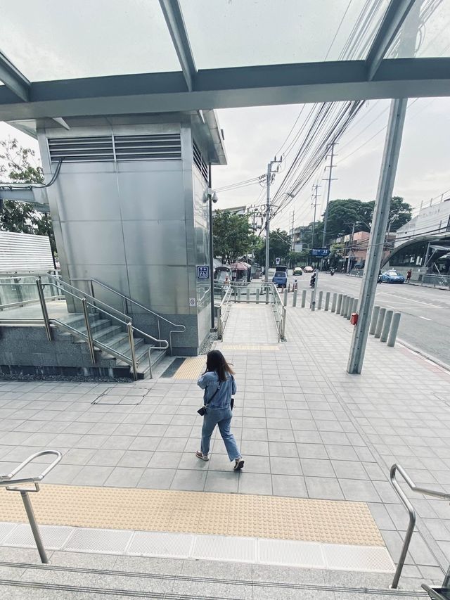 อิสระภาพ รถไฟฟ้า Mrt นักท่องเที่ยวแน่นมาก | กทม.