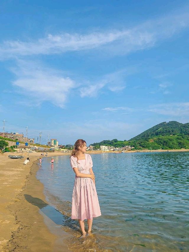 물이 엄청 맑고 잔잔한 구조라해수욕장