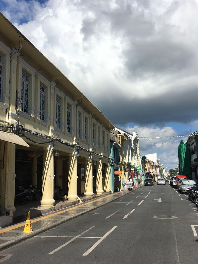 เดินชิลล์ชมวิวตึกที่ย่านเมืองเก่าของภูเก็ต
