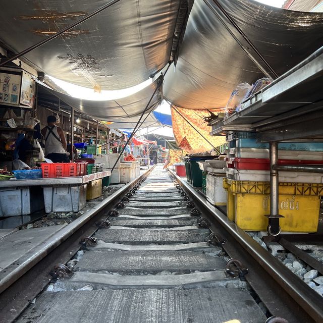 せり出した市場スレスレを通る電車が圧巻の有名スポット、メークロン市場
