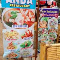 เสิร์พอาหารพร้อม"วิวทะเล"ที่ Anda Restaurant..