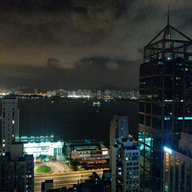 外表金碧輝煌的華美達海景酒店