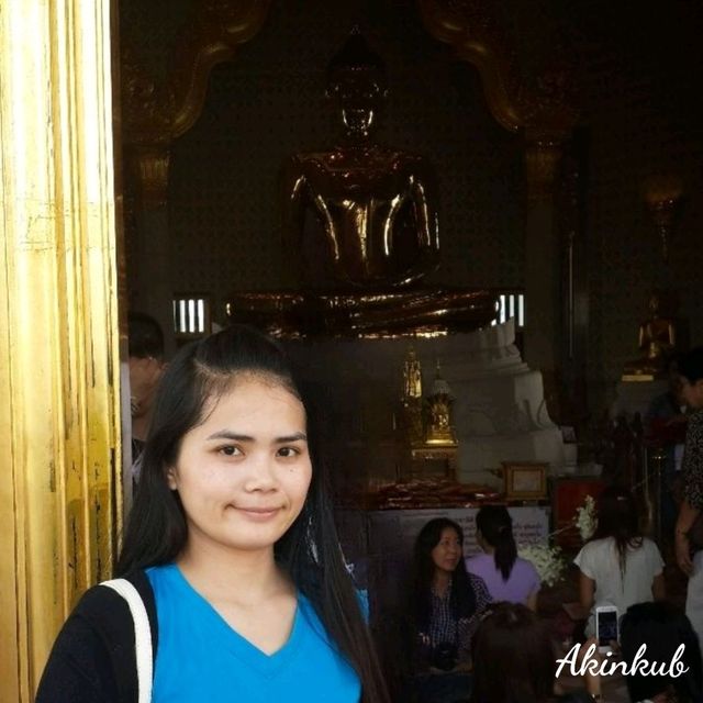 กราบสักการะพระพุทธมหาสุวรรณปฏิมากร