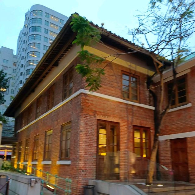 美麗紅色燈飾 , 加上圓拱形設計的戶外聖誕展！