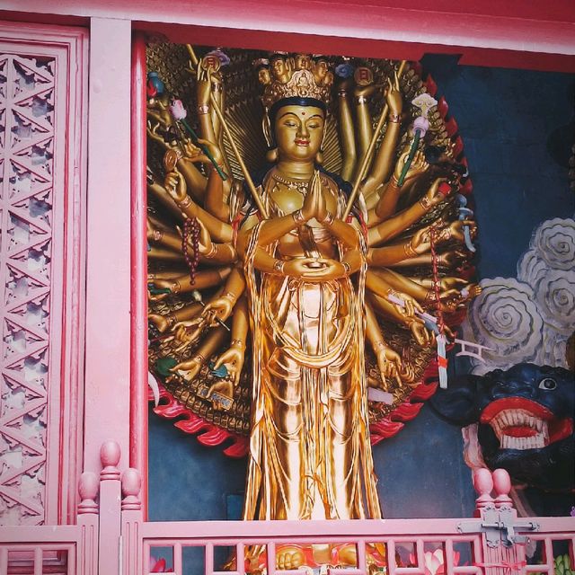 Offering prayers in Hongfa temple 🙏