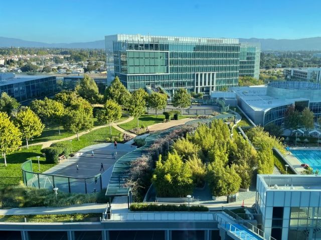 Adjacent to the world-famous Silicon Valley, Stanford University is rated as one of the Ivy League schools.