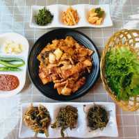Jirisan Black Pig meal with nice foliage view