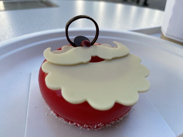 東京・日本橋『マンダリン オリエンタル 東京』のカフェ。サンタの姿をしたケーキ『オーナメント』