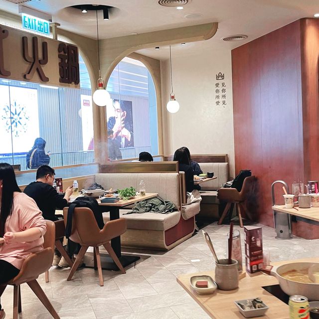 很多食物種類嘅山見台式火鍋