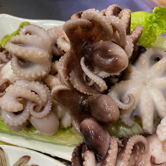 價錢大眾化嘅中泰大排檔
