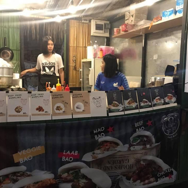 有現場音樂表演的清邁夜市