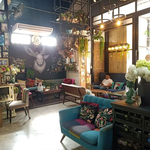 พาชมแกลอรี่ลับในคาเฟ่ย่านลาดกระบัง