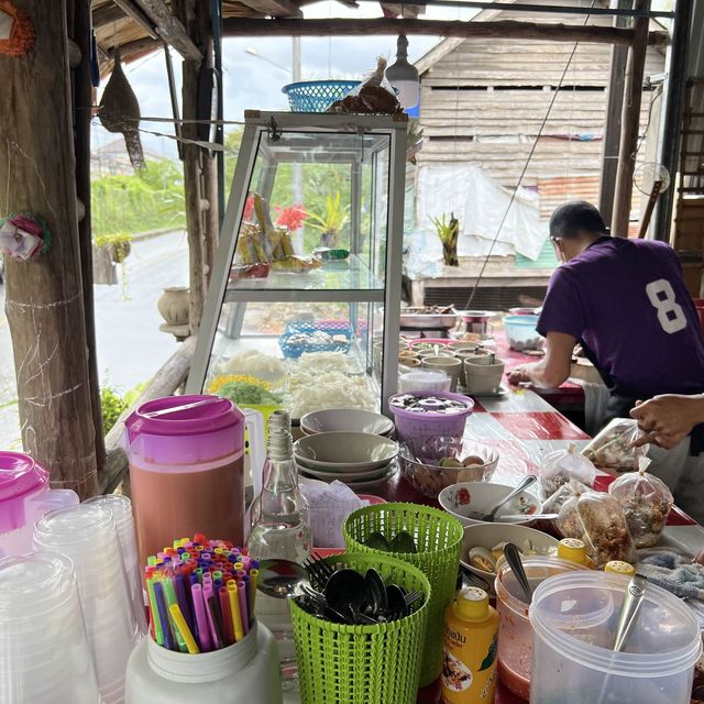 ก๋วยเตี๋ยวริมทางรถไฟ