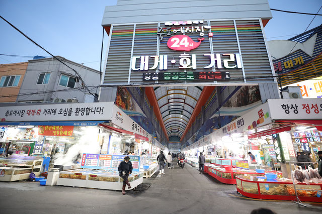 포항 죽도시장 대게.회 거리에서