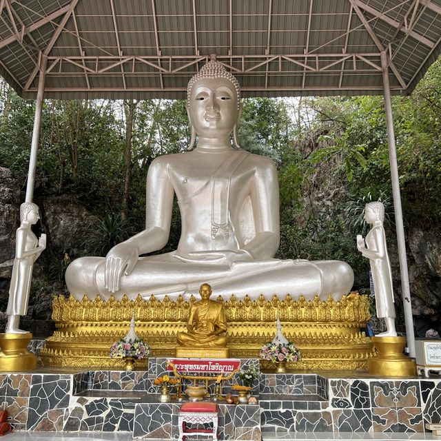 วัดถ้ำเขาวง วัดสวยที่เขาใหญ่