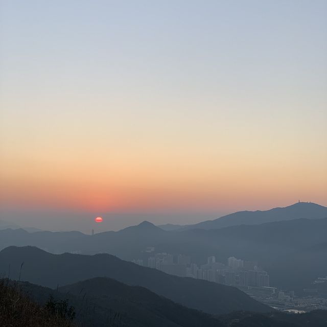 香港日落美景 🌄- 彎曲山 