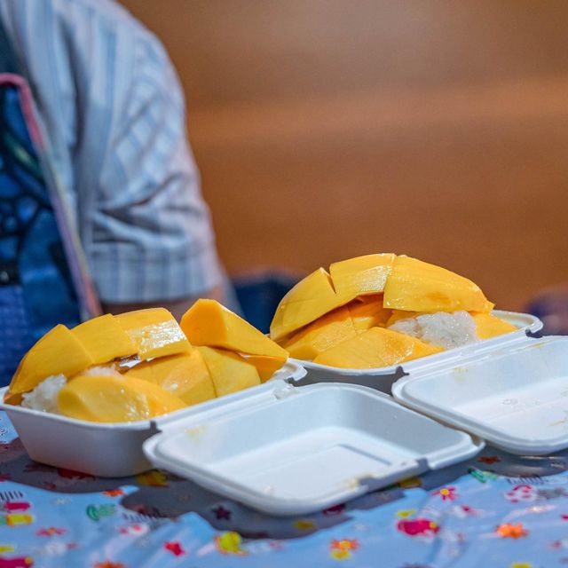 ข้าวเหนียวมะม่วงป้าหลอด กาดหลวงเชียงใหม่ 🥭💛