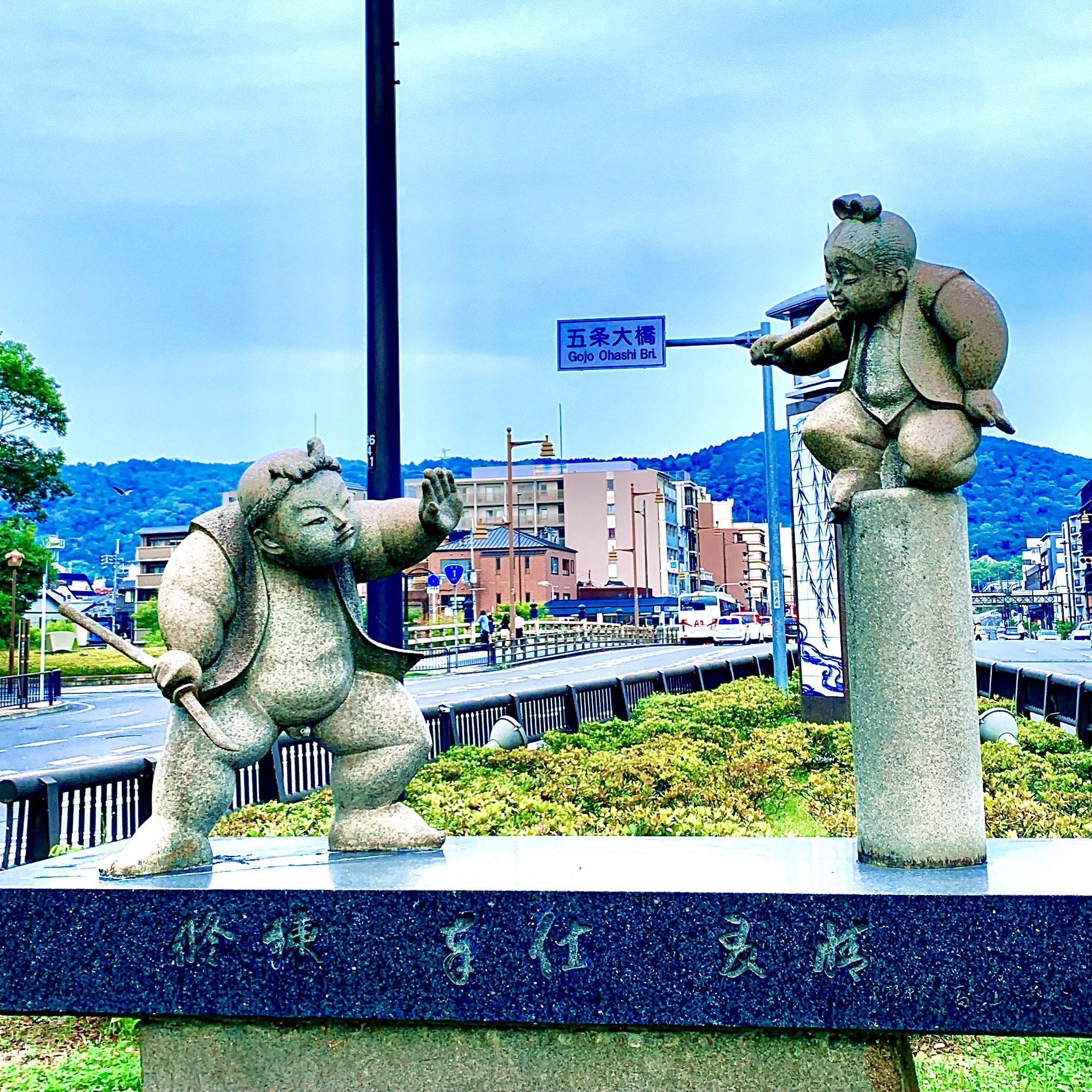 京都】京人形風に作られた牛若丸と弁慶の石像 | Trip.com 京都