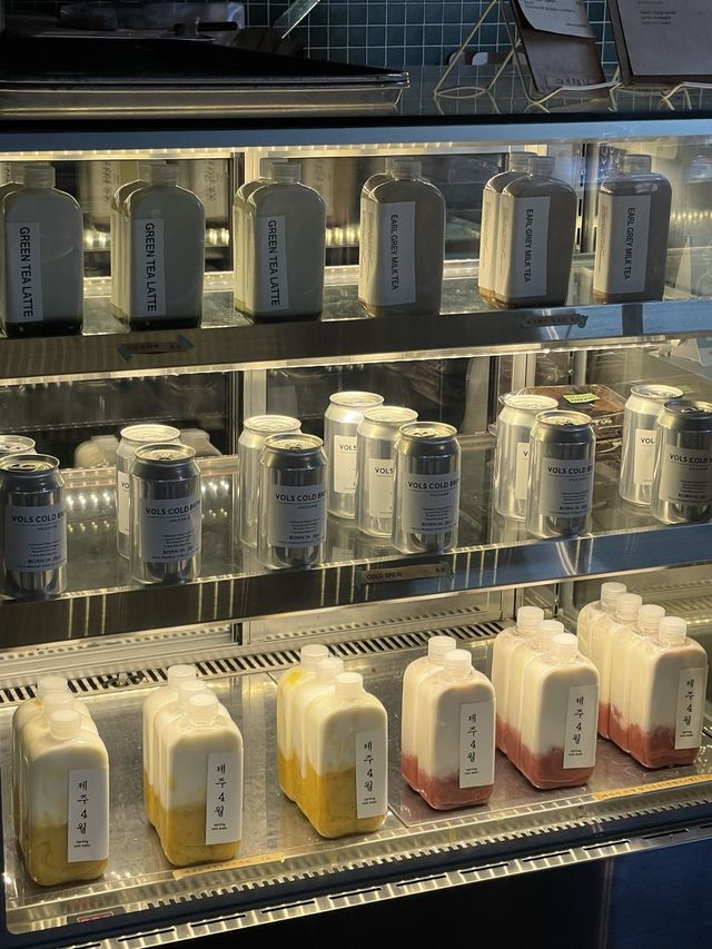 < 제주 카페 > 투박한 외관 속 빈티지 인테리어가 매력적인 밀크티 맛집, vols kafe 볼스카페