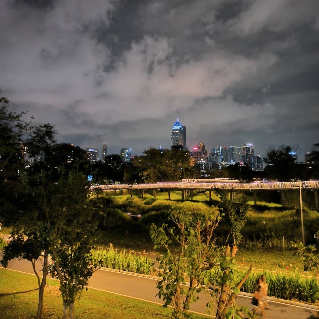 มาลองสวนเบญจกิติตอนกลางคืนกัน!! | Trip.com กรุงเทพฯ