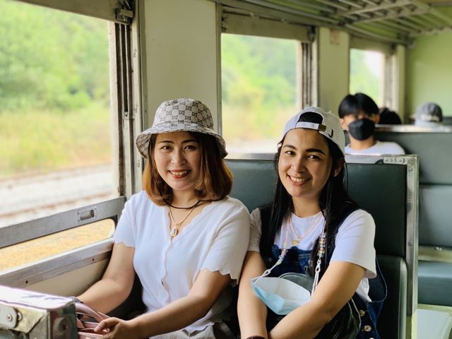 นั่งรถไฟเที่ยวไทรโยค กาญจนบุรี นั่งรถไฟเที่ยวไทรโยค กาญจนบุรี