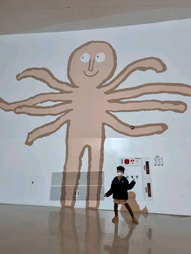 야외에도 전시된 장 줄리앙전시 
