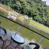 "湖邊餐廳. 一邊吃東西，一邊欣賞湖景"