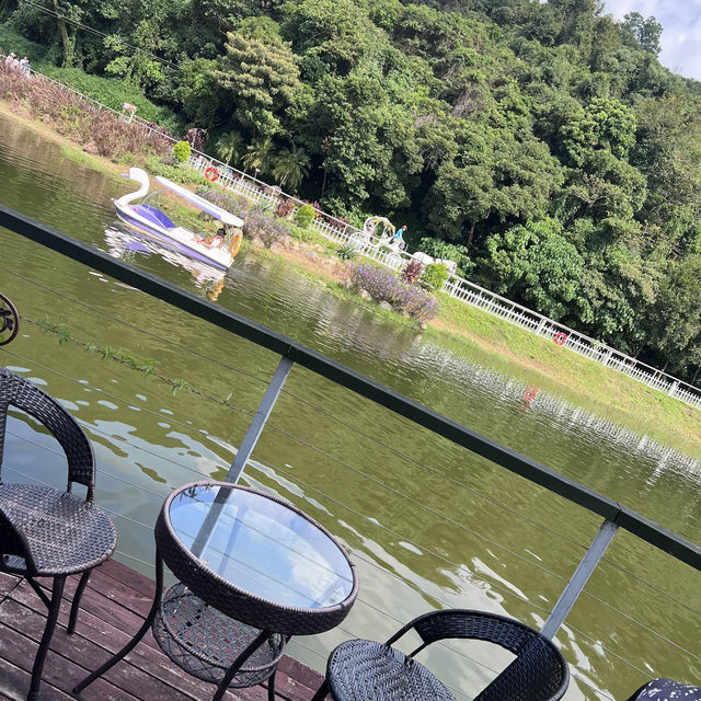 "湖邊餐廳. 一邊吃東西，一邊欣賞湖景"